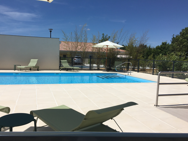 Résidence Les Senioriales de Médis : La piscine de la résidence